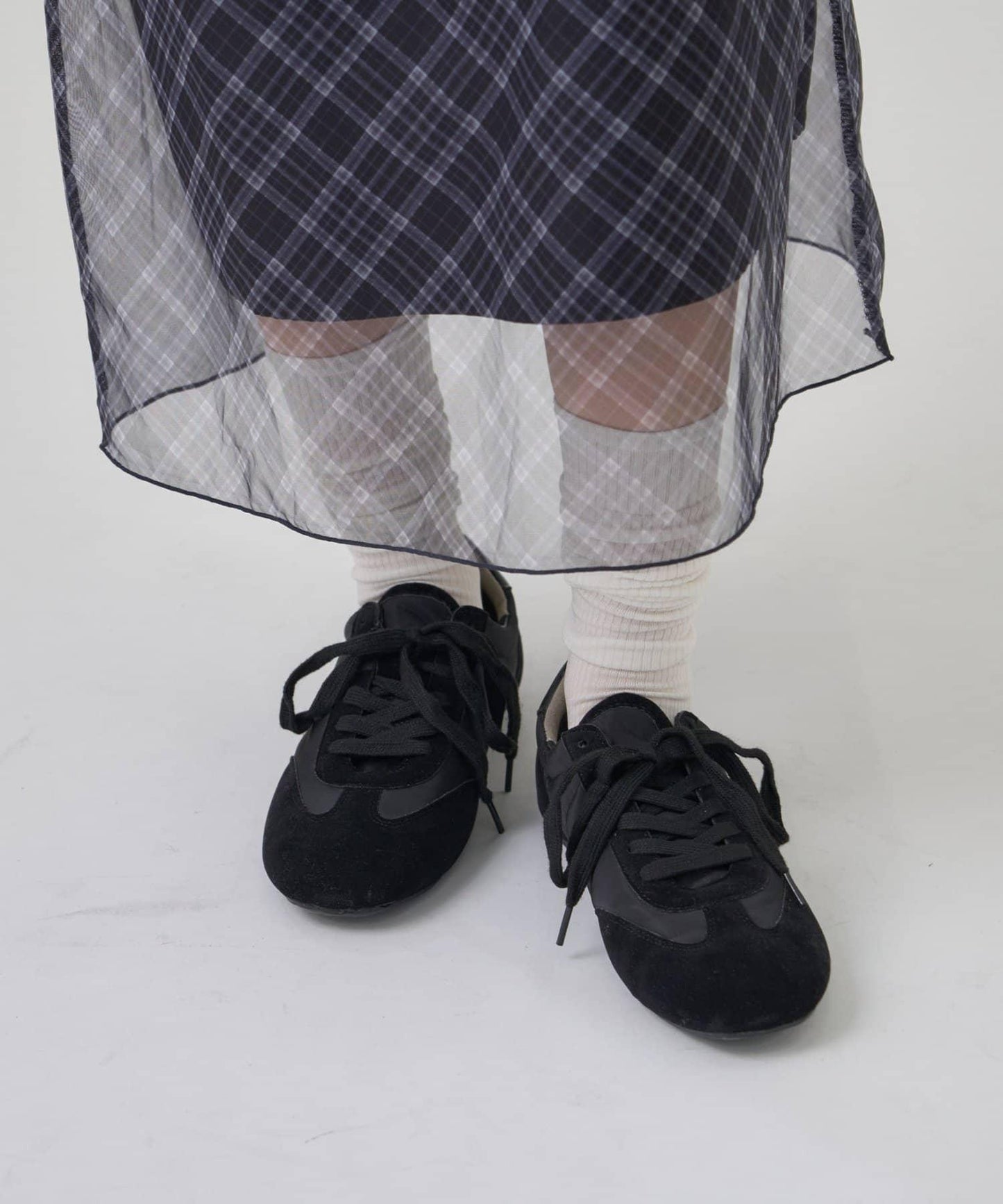 緞面拼接休閒運動鞋