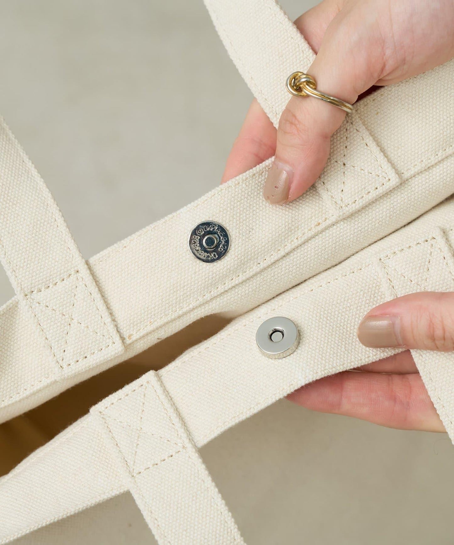 帆布植絨字母托特包