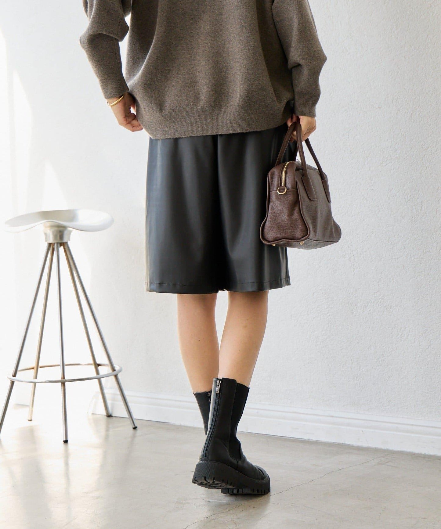 【帥氣穿搭】仿皮半身短褲