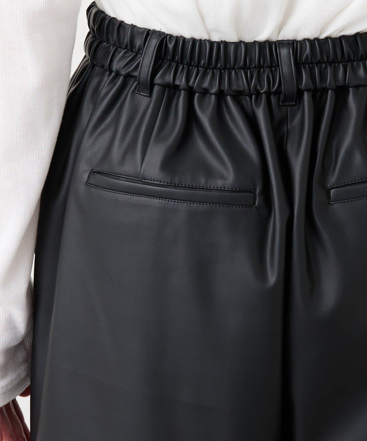 【帥氣穿搭】仿皮半身短褲