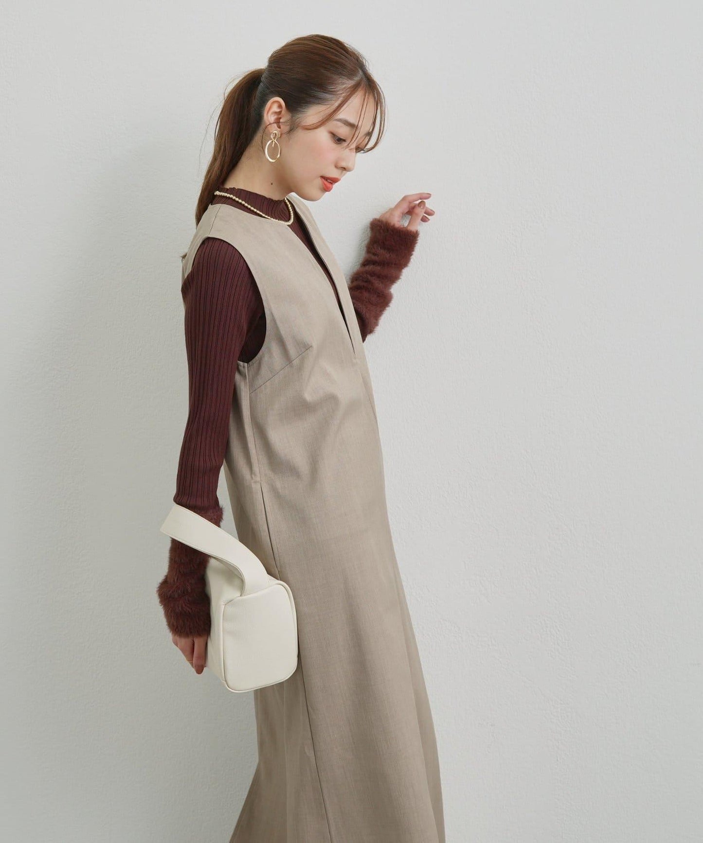 袖部毛絨拼接不規則羅紋針織衫