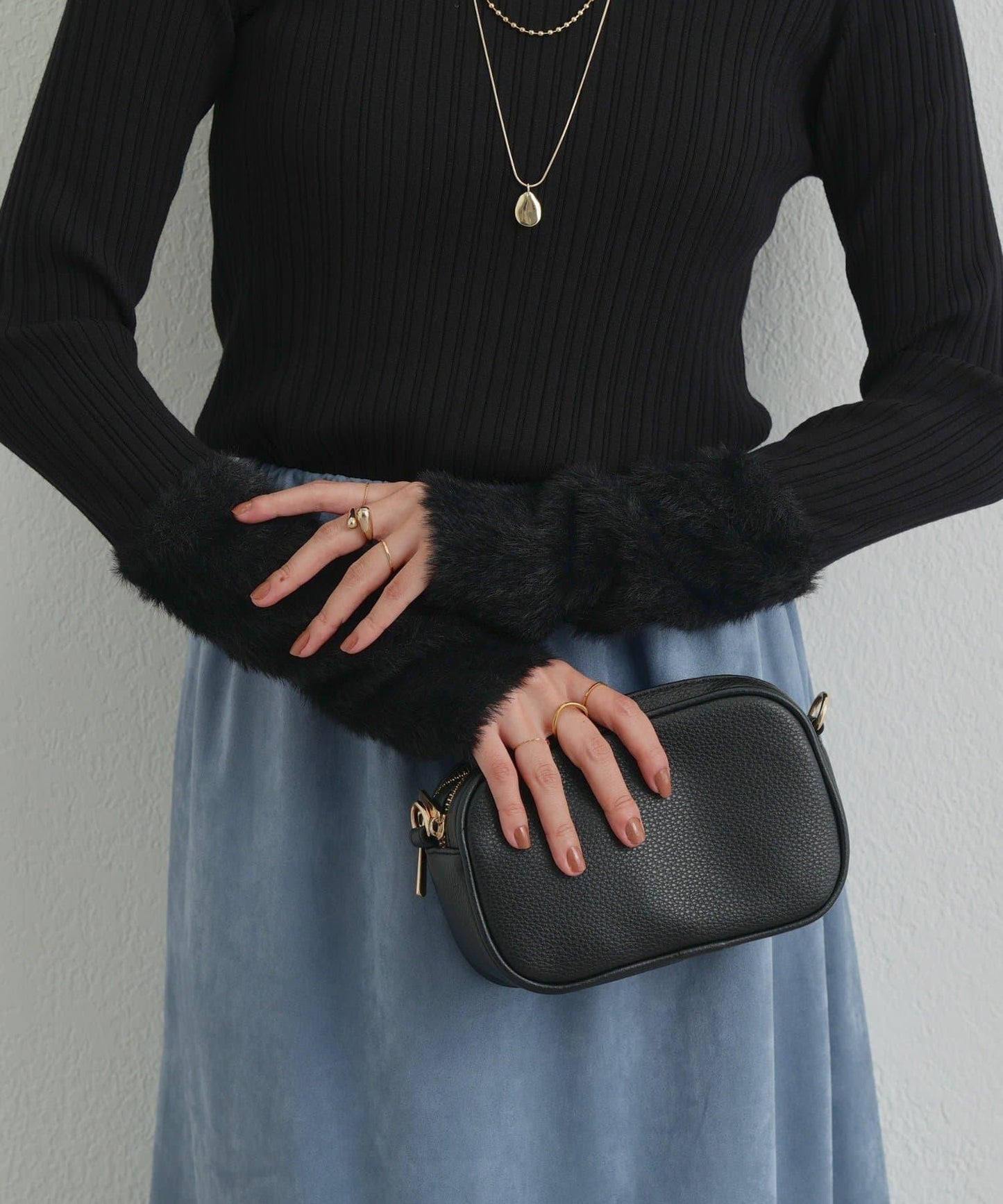 袖部毛絨拼接不規則羅紋針織衫