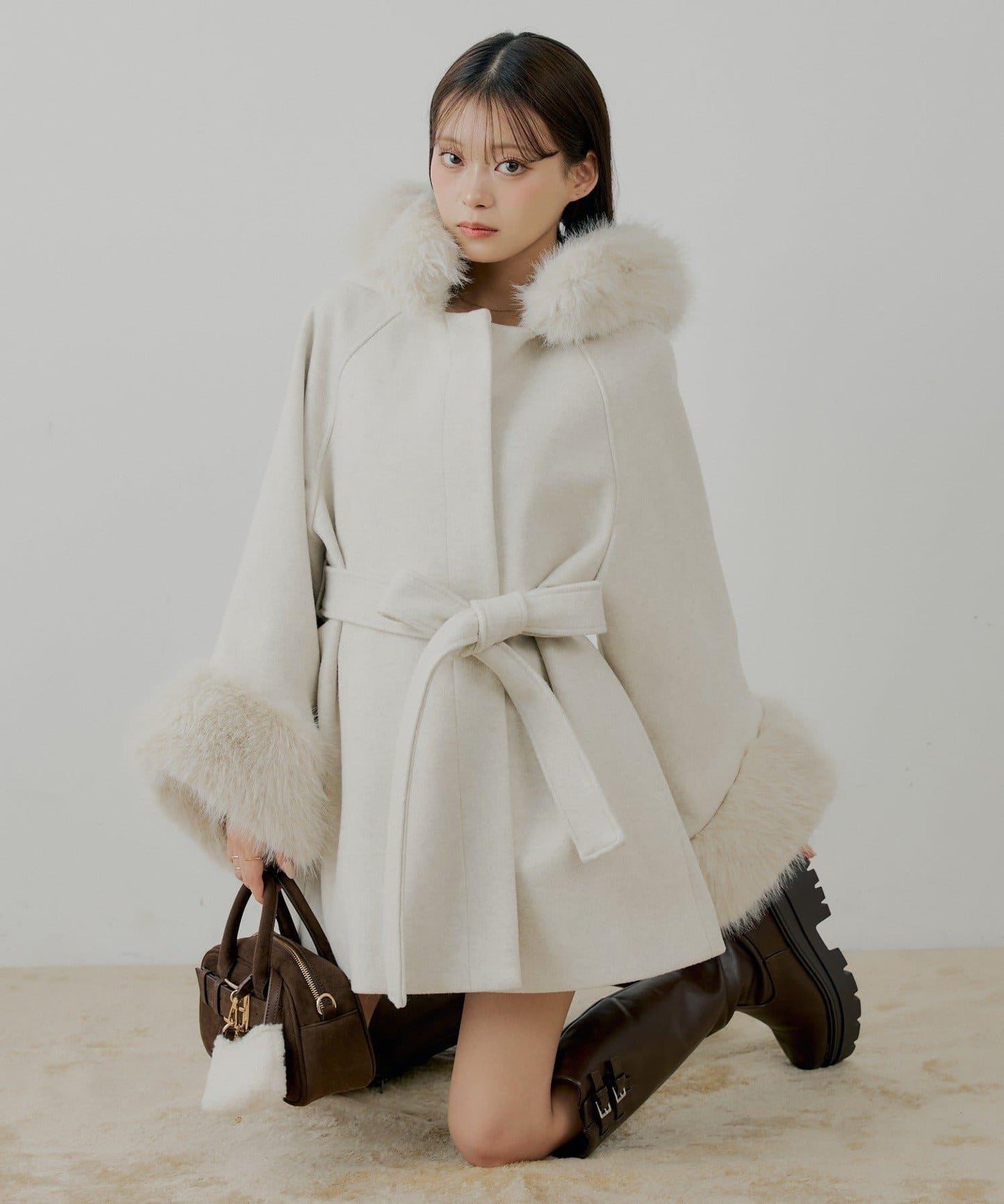 【贈品活動對象】毛絨領斗篷大衣