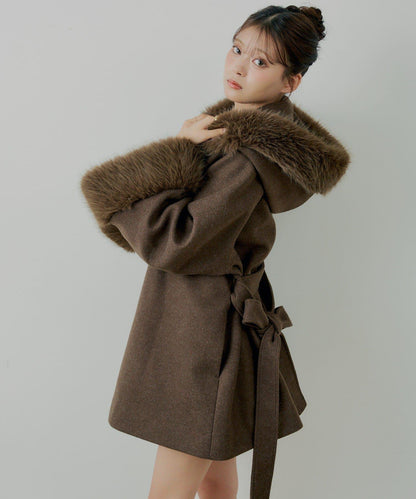 【贈品活動對象】毛絨領斗篷大衣