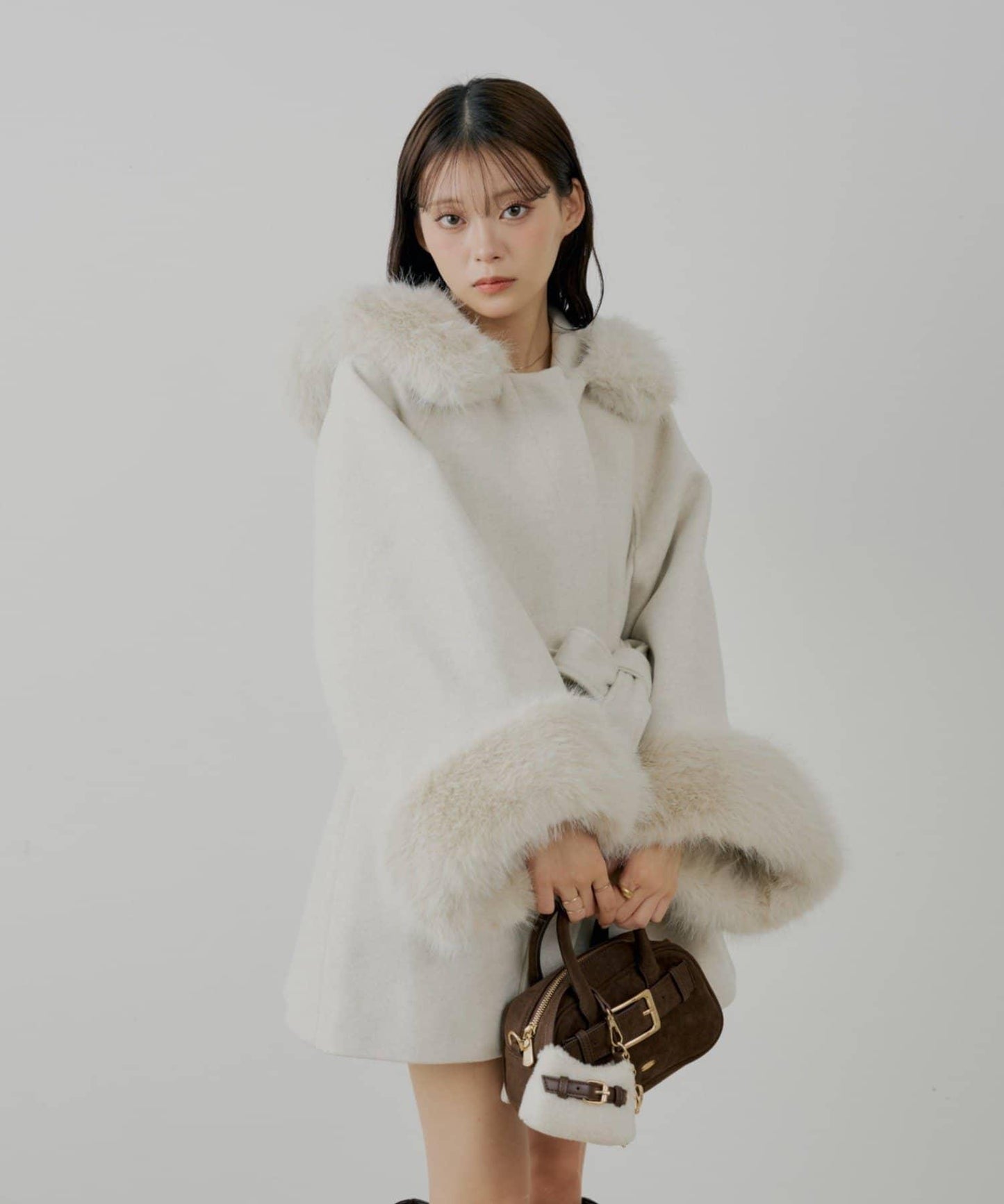 【贈品活動對象】毛絨領斗篷大衣