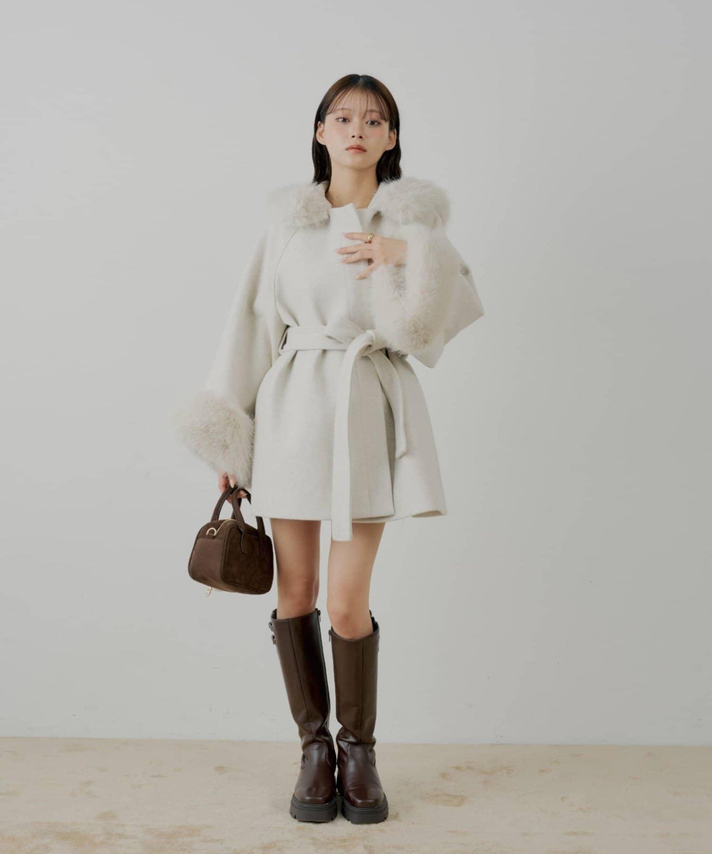 【贈品活動對象】毛絨領斗篷大衣