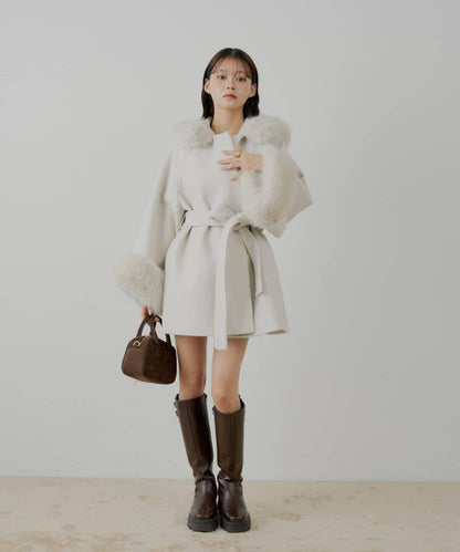 【贈品活動對象】毛絨領斗篷大衣