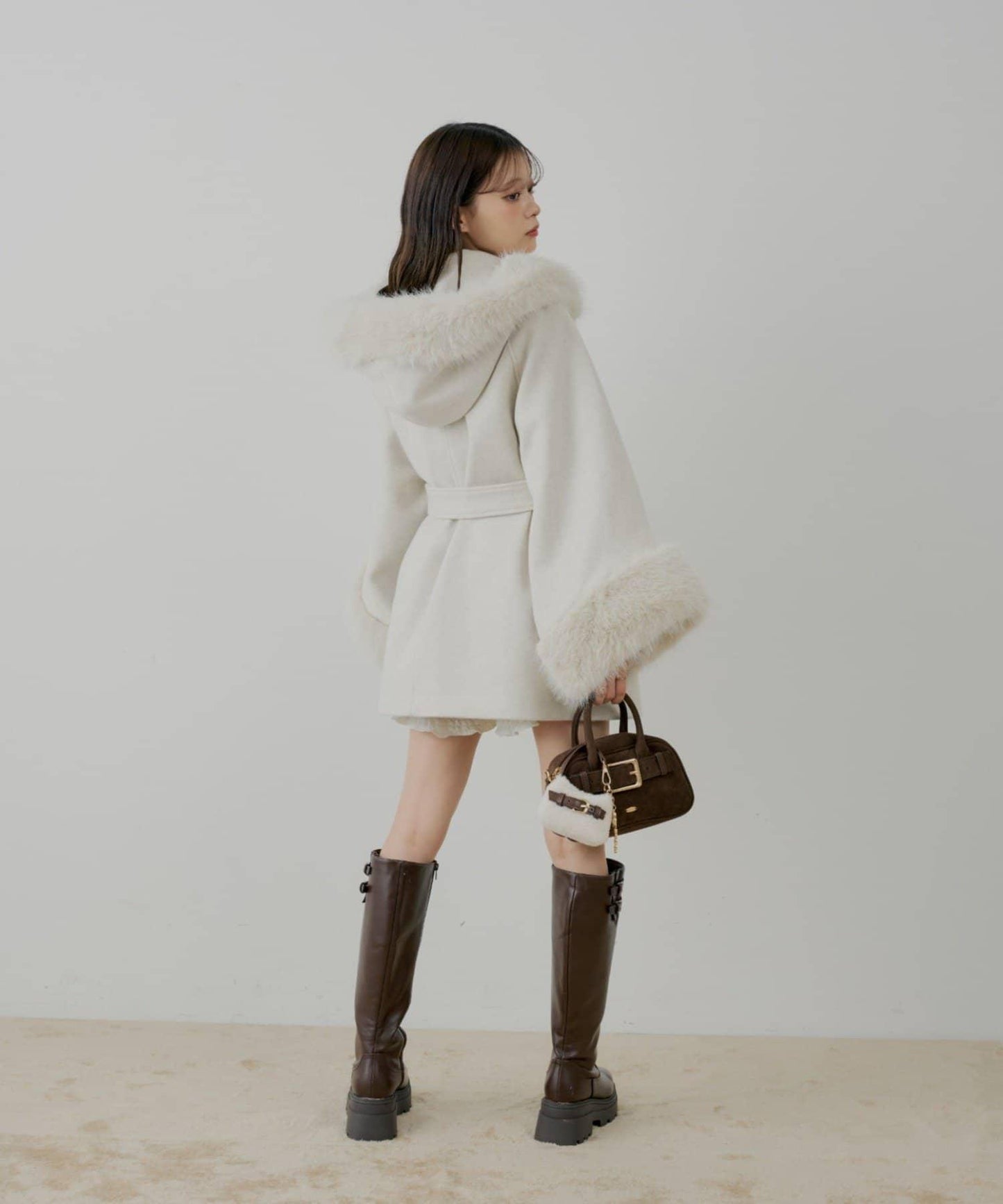 【贈品活動對象】毛絨領斗篷大衣