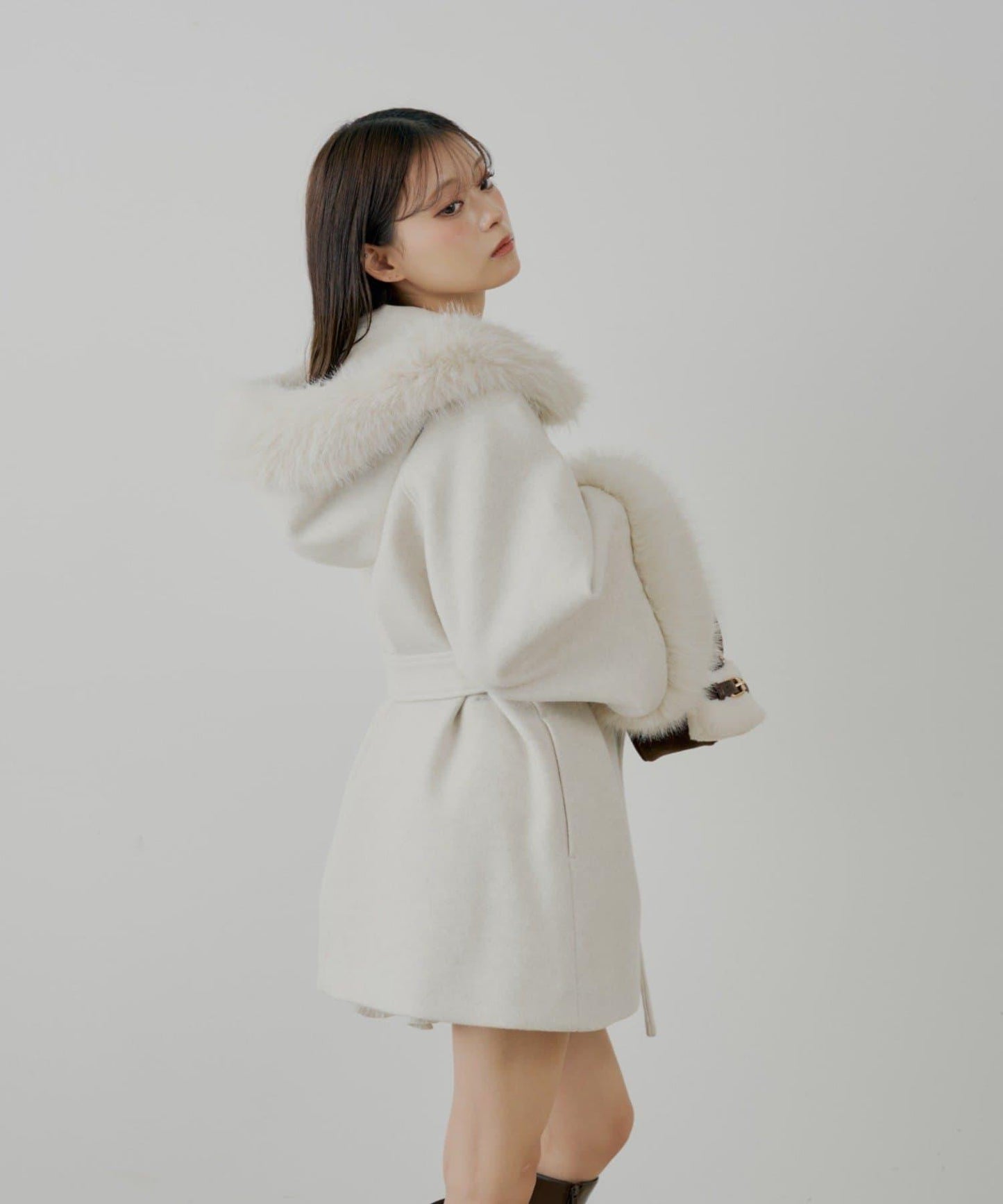 【贈品活動對象】毛絨領斗篷大衣