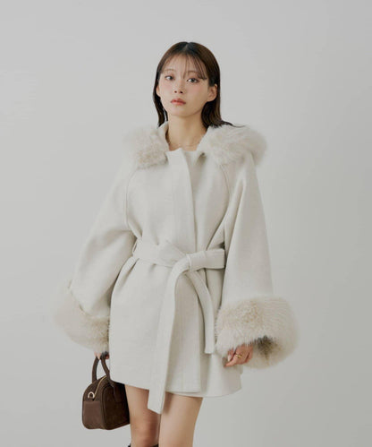 【贈品活動對象】毛絨領斗篷大衣