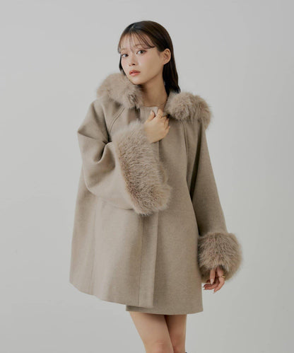 【贈品活動對象】毛絨領斗篷大衣