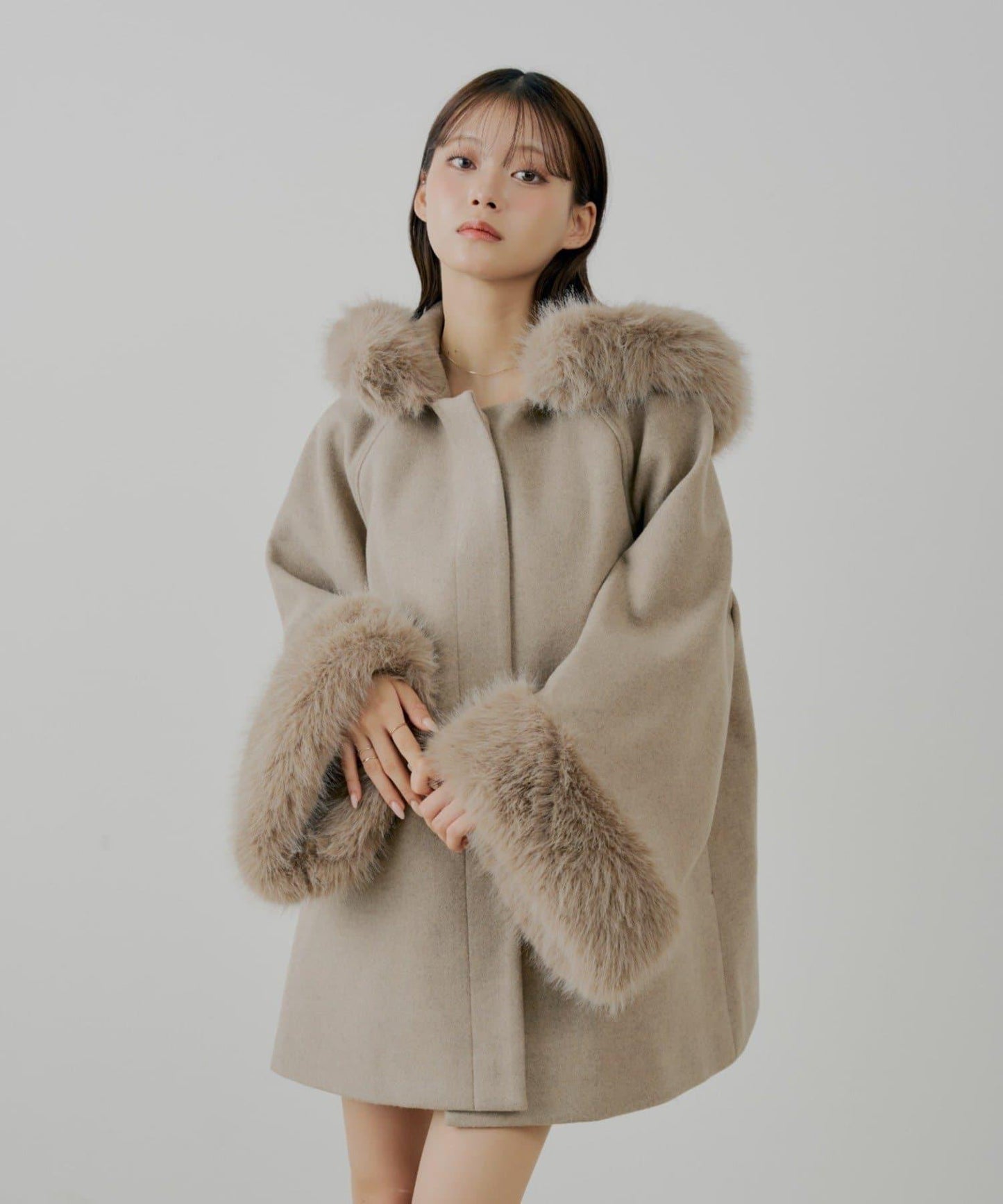 【贈品活動對象】毛絨領斗篷大衣