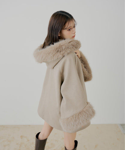 【贈品活動對象】毛絨領斗篷大衣