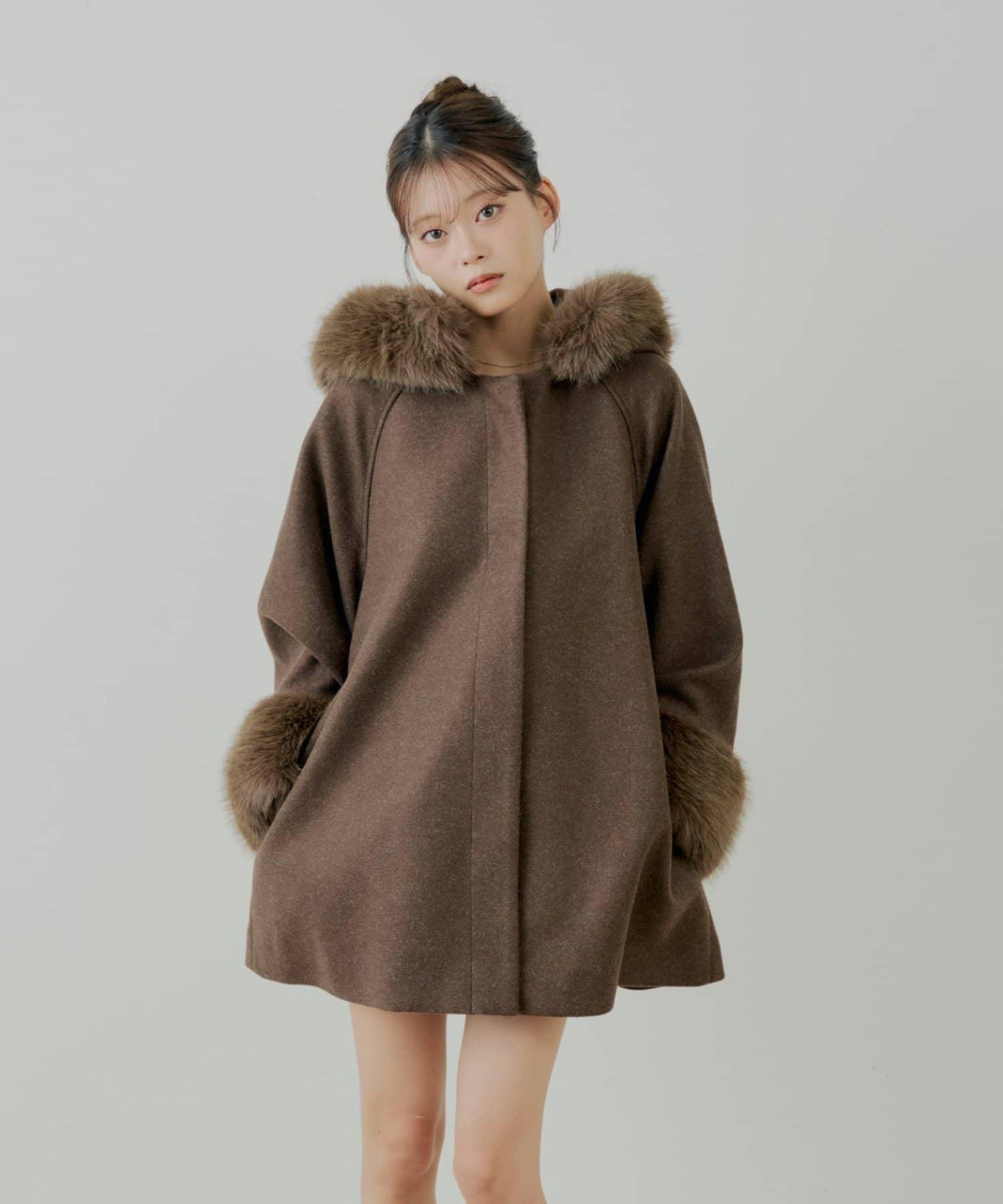 【贈品活動對象】毛絨領斗篷大衣