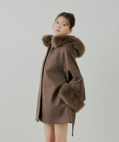 【贈品活動對象】毛絨領斗篷大衣