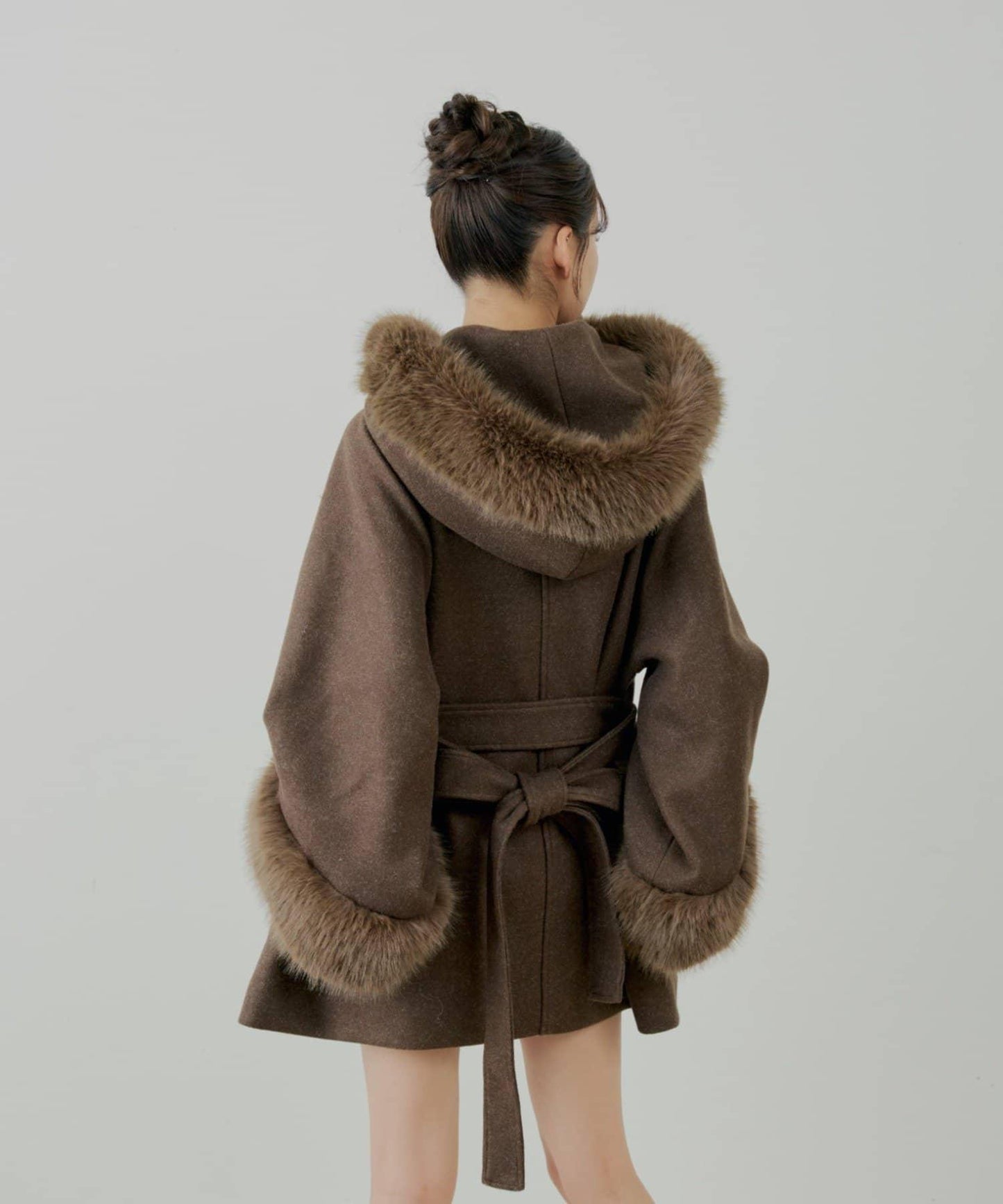 【贈品活動對象】毛絨領斗篷大衣