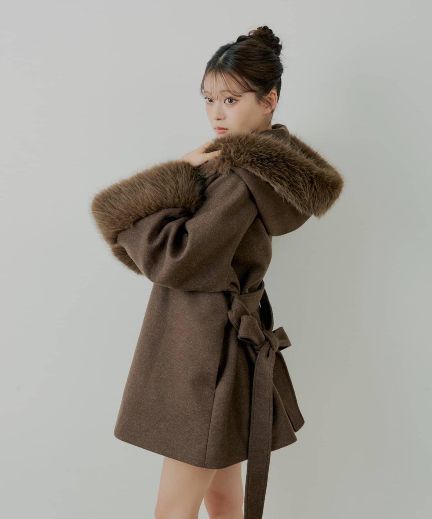 【贈品活動對象】毛絨領斗篷大衣