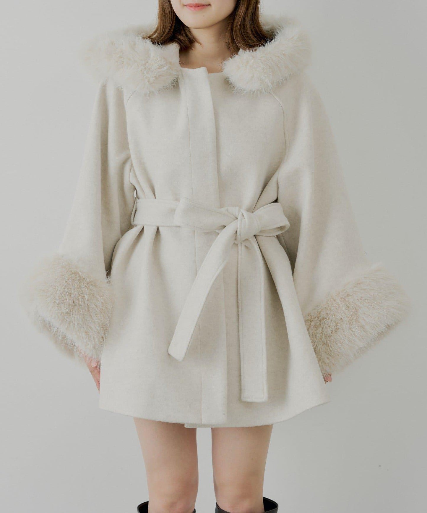 【贈品活動對象】毛絨領斗篷大衣