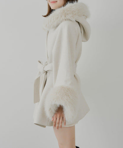 【贈品活動對象】毛絨領斗篷大衣