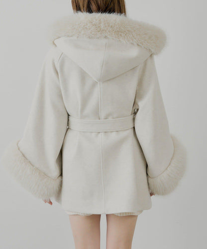 【贈品活動對象】毛絨領斗篷大衣