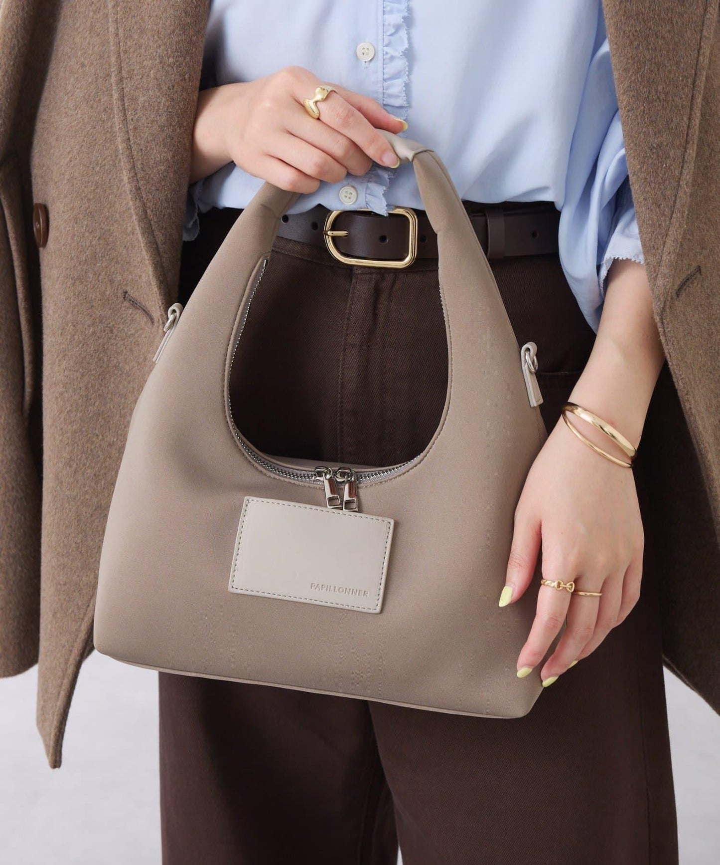 【PAPILLONNER/パピヨネ】帶掛飾單肩溼式包