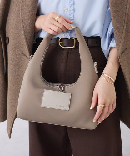 【PAPILLONNER/パピヨネ】帶掛飾單肩溼式包