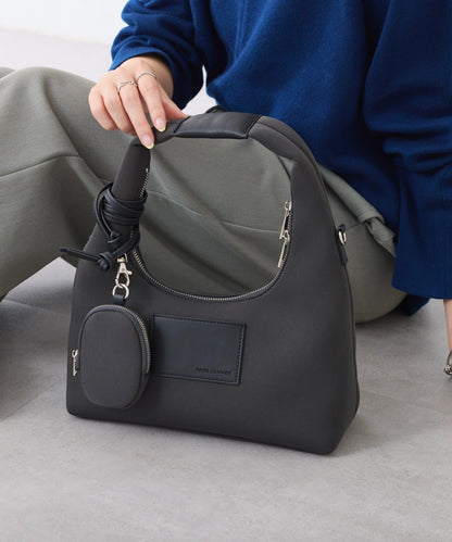 【PAPILLONNER/パピヨネ】帶掛飾單肩溼式包