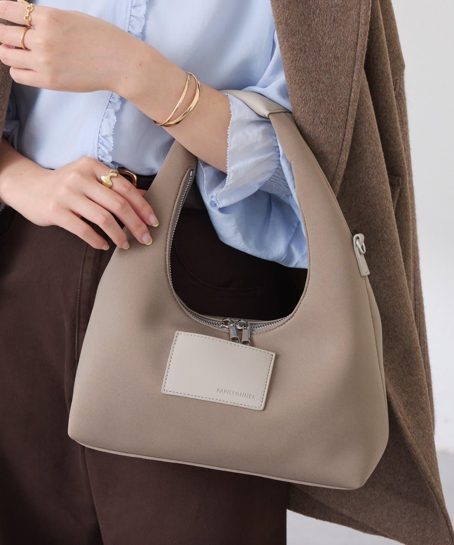 【PAPILLONNER/パピヨネ】帶掛飾單肩溼式包