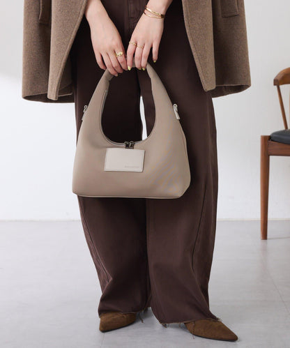 【PAPILLONNER/パピヨネ】帶掛飾單肩溼式包