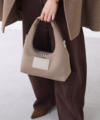 【PAPILLONNER/パピヨネ】帶掛飾單肩溼式包