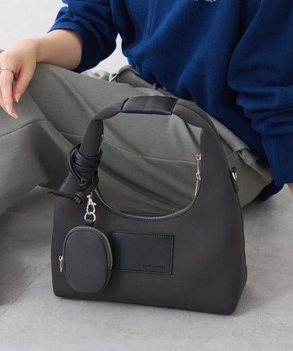 【PAPILLONNER/パピヨネ】帶掛飾單肩溼式包