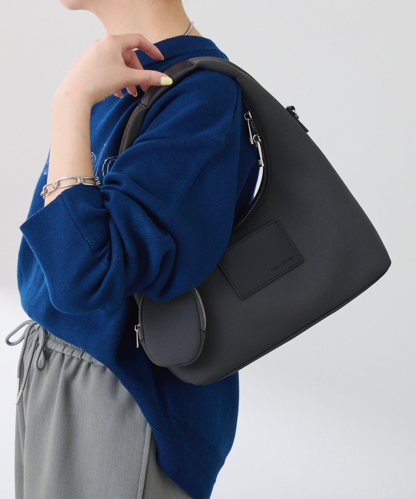 【PAPILLONNER/パピヨネ】帶掛飾單肩溼式包