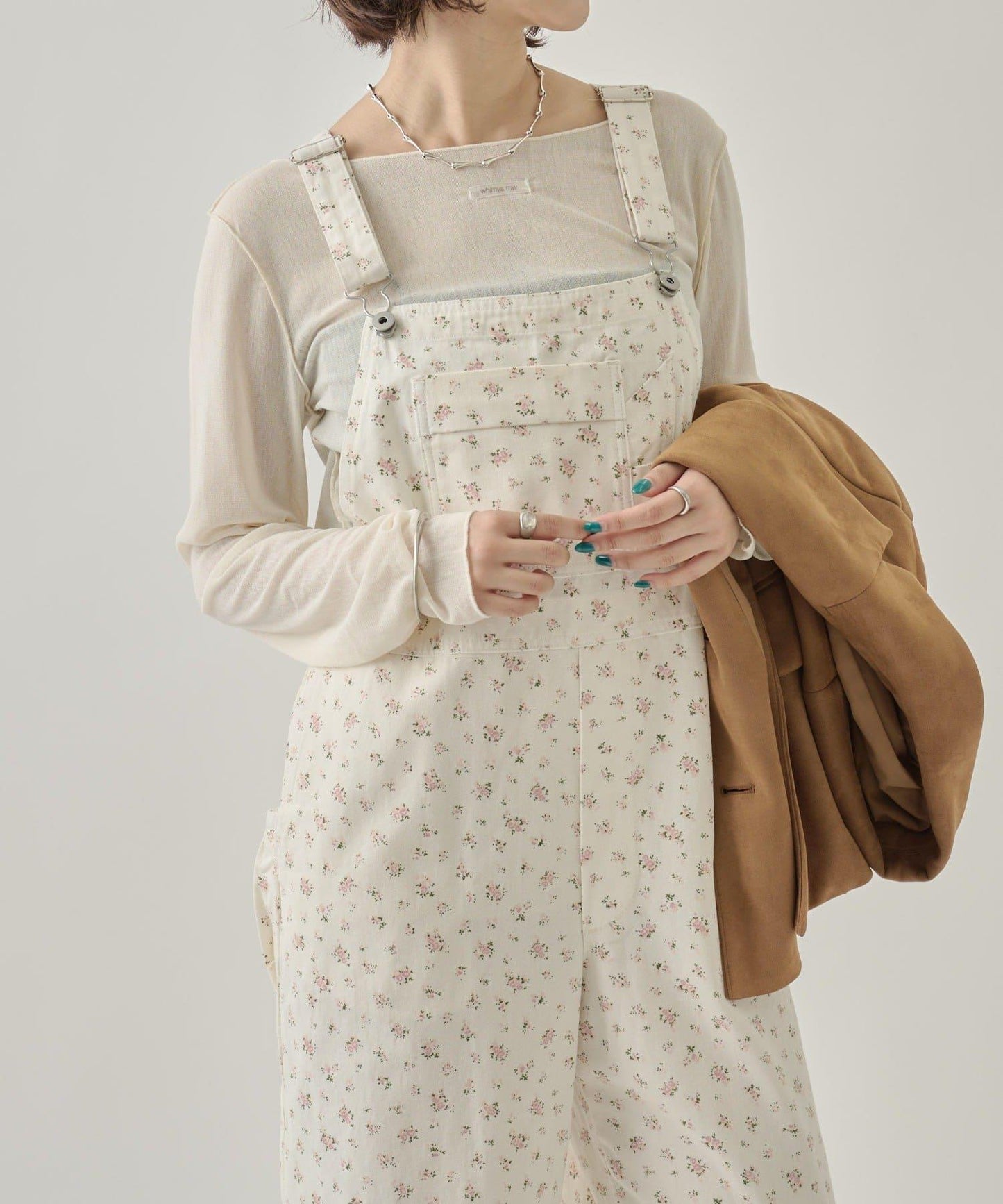 背部設計連體褲