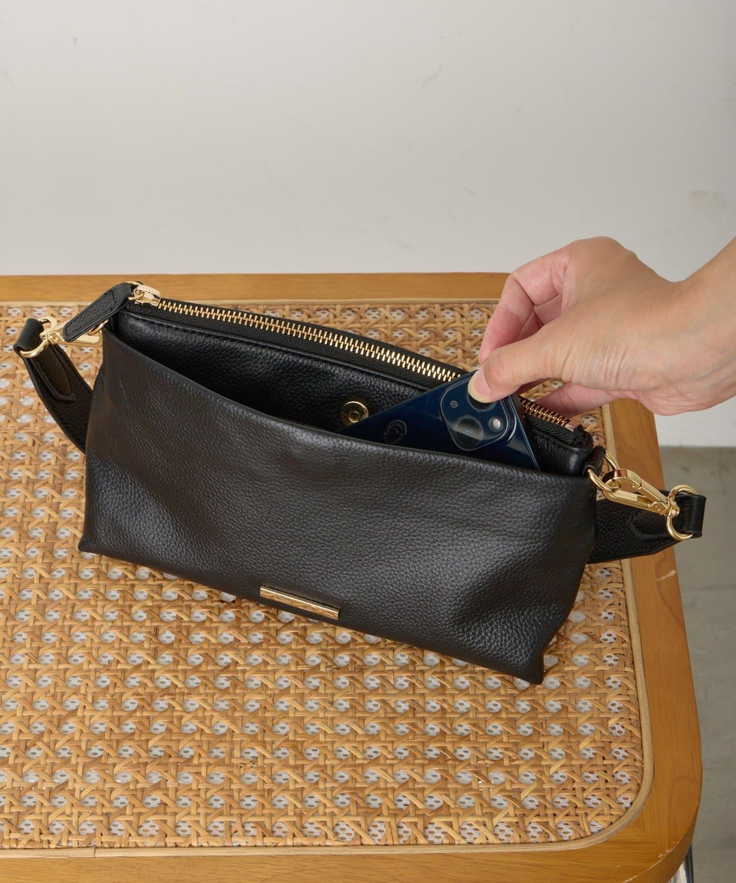 帶金屬牌真皮迷你包