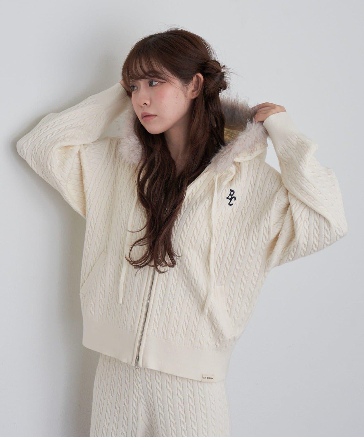 帶毛絨連帽抽繩胸部刺繡衛衣