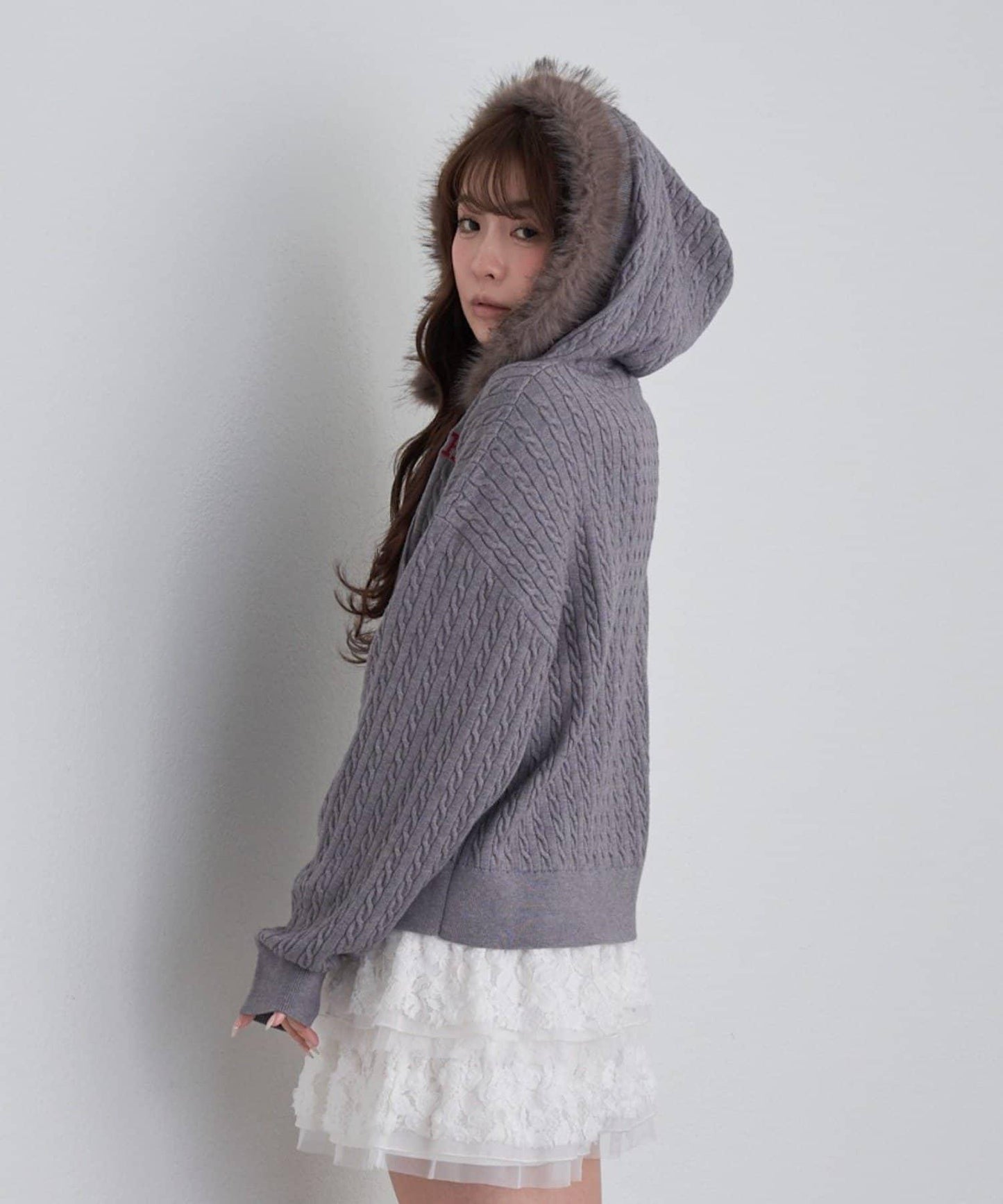 帶毛絨連帽抽繩胸部刺繡衛衣