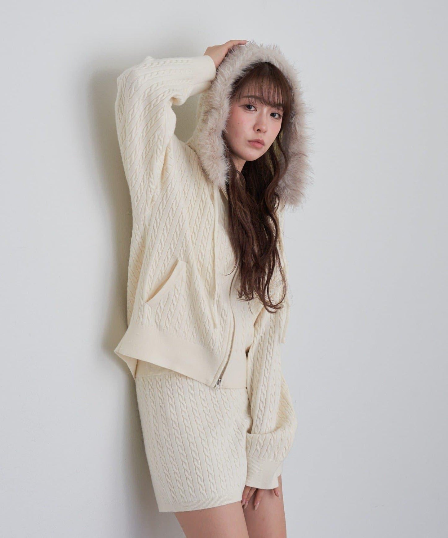 帶毛絨連帽抽繩胸部刺繡衛衣