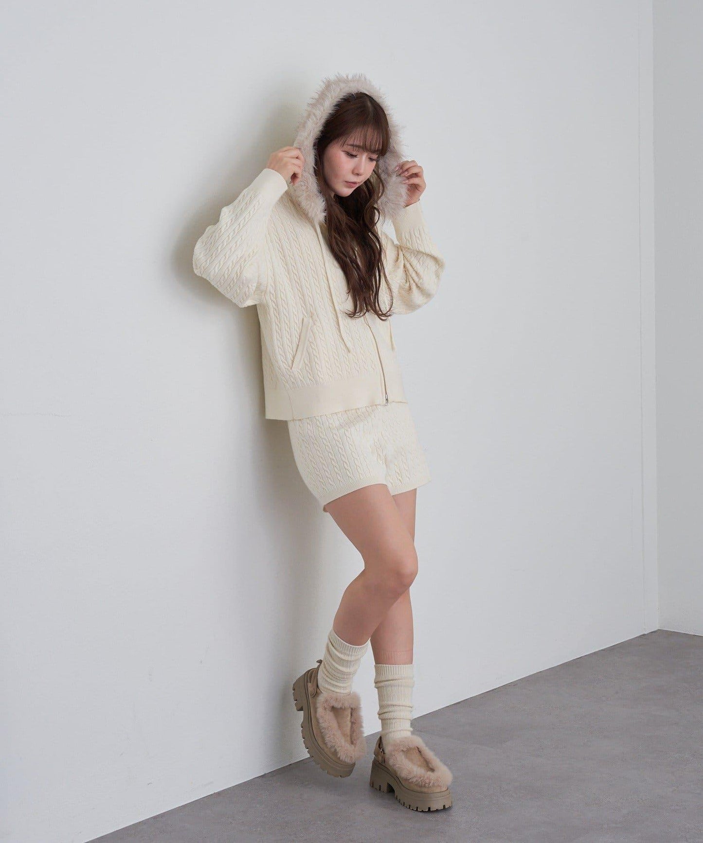 帶毛絨連帽抽繩胸部刺繡衛衣