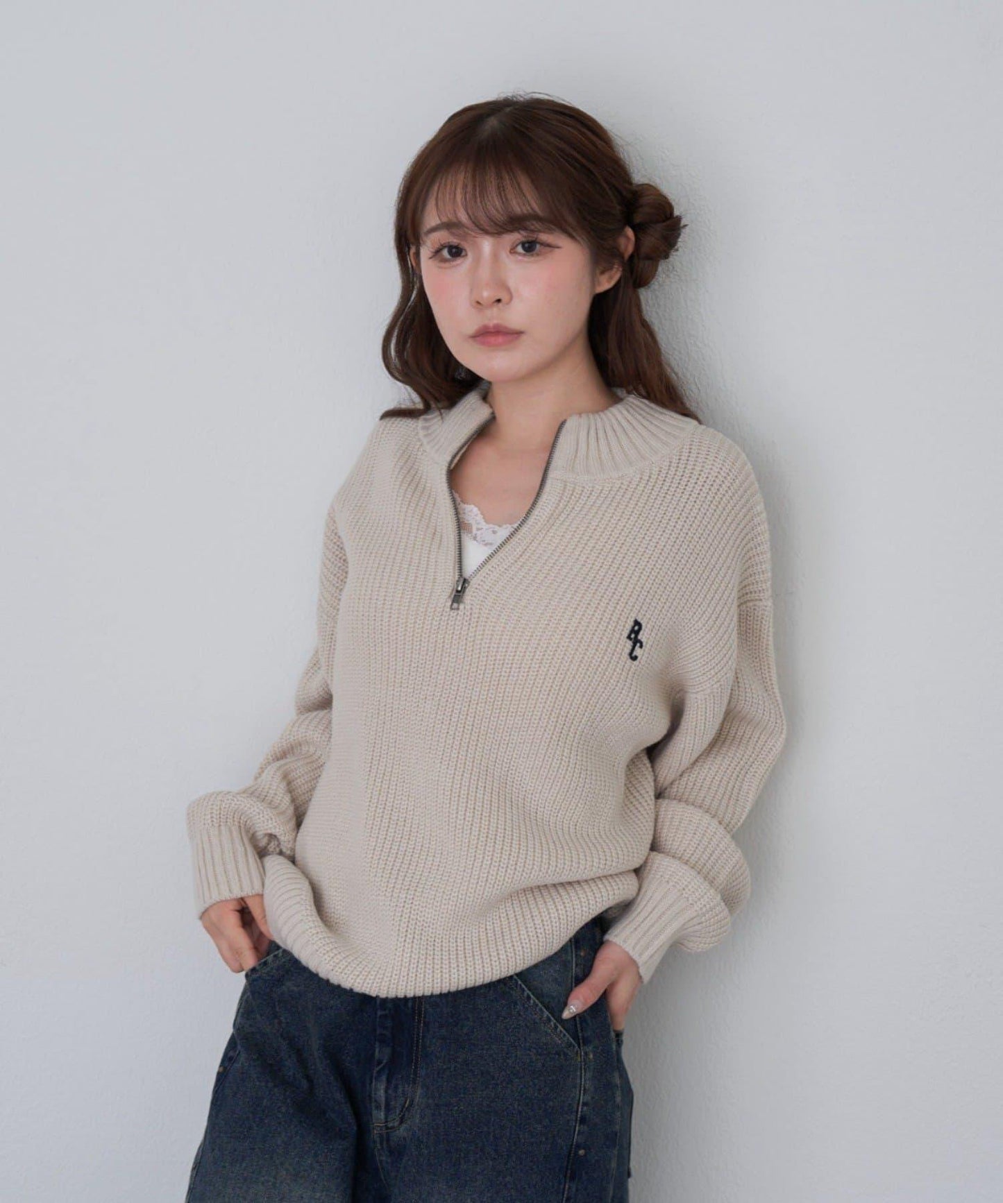 立領胸部刺繡針織衫