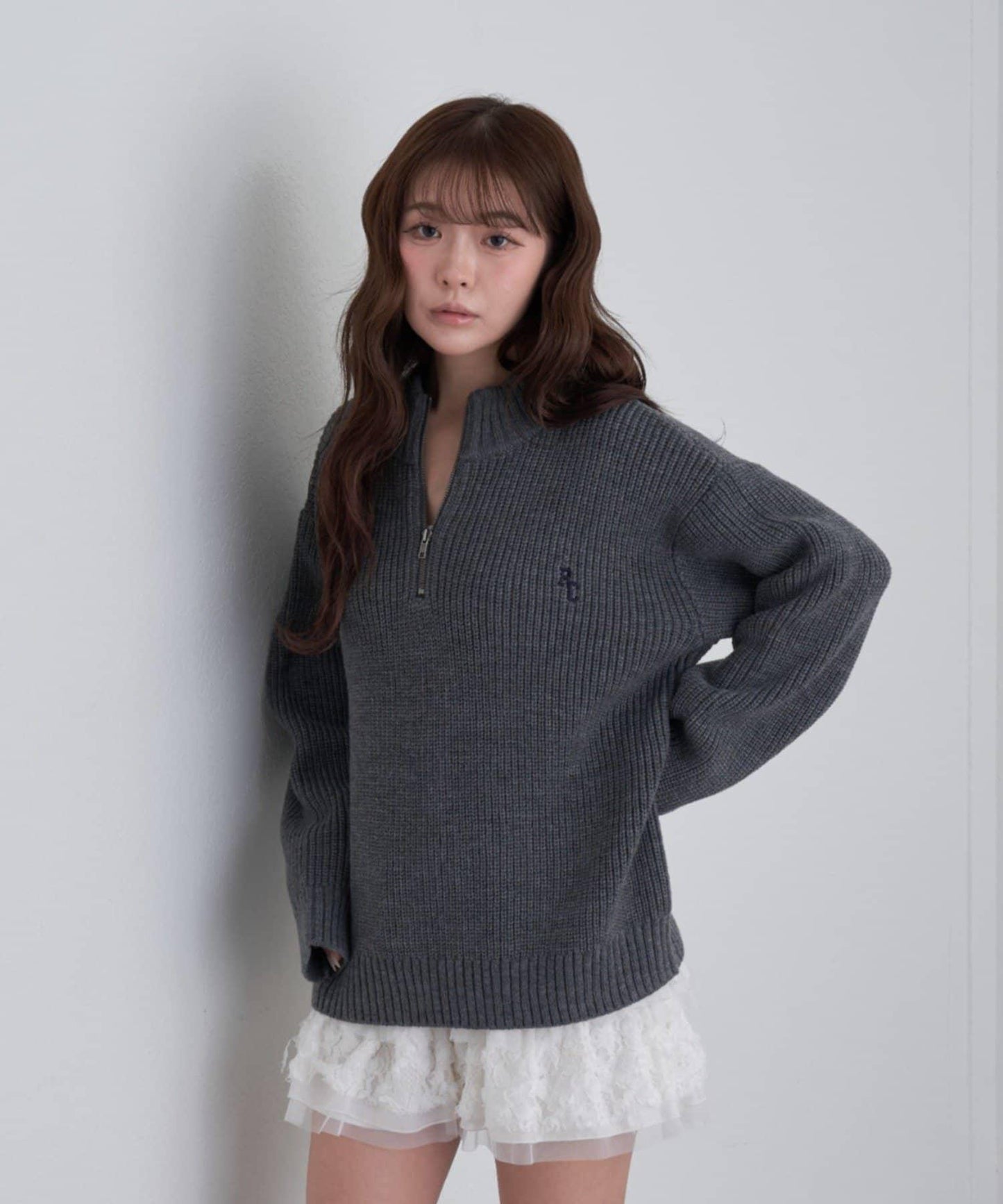 立領胸部刺繡針織衫