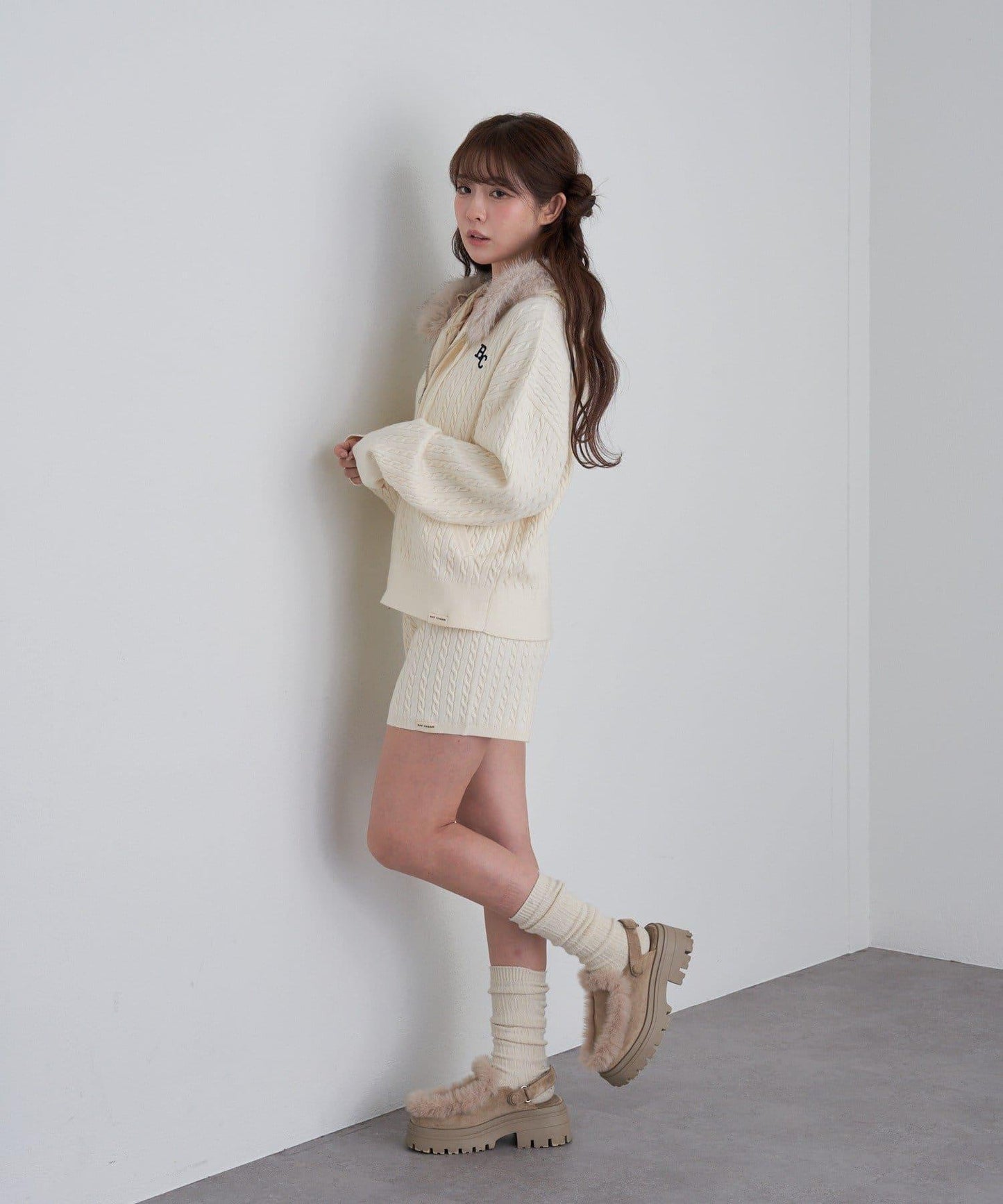 帶毛絨連帽抽繩胸部刺繡衛衣