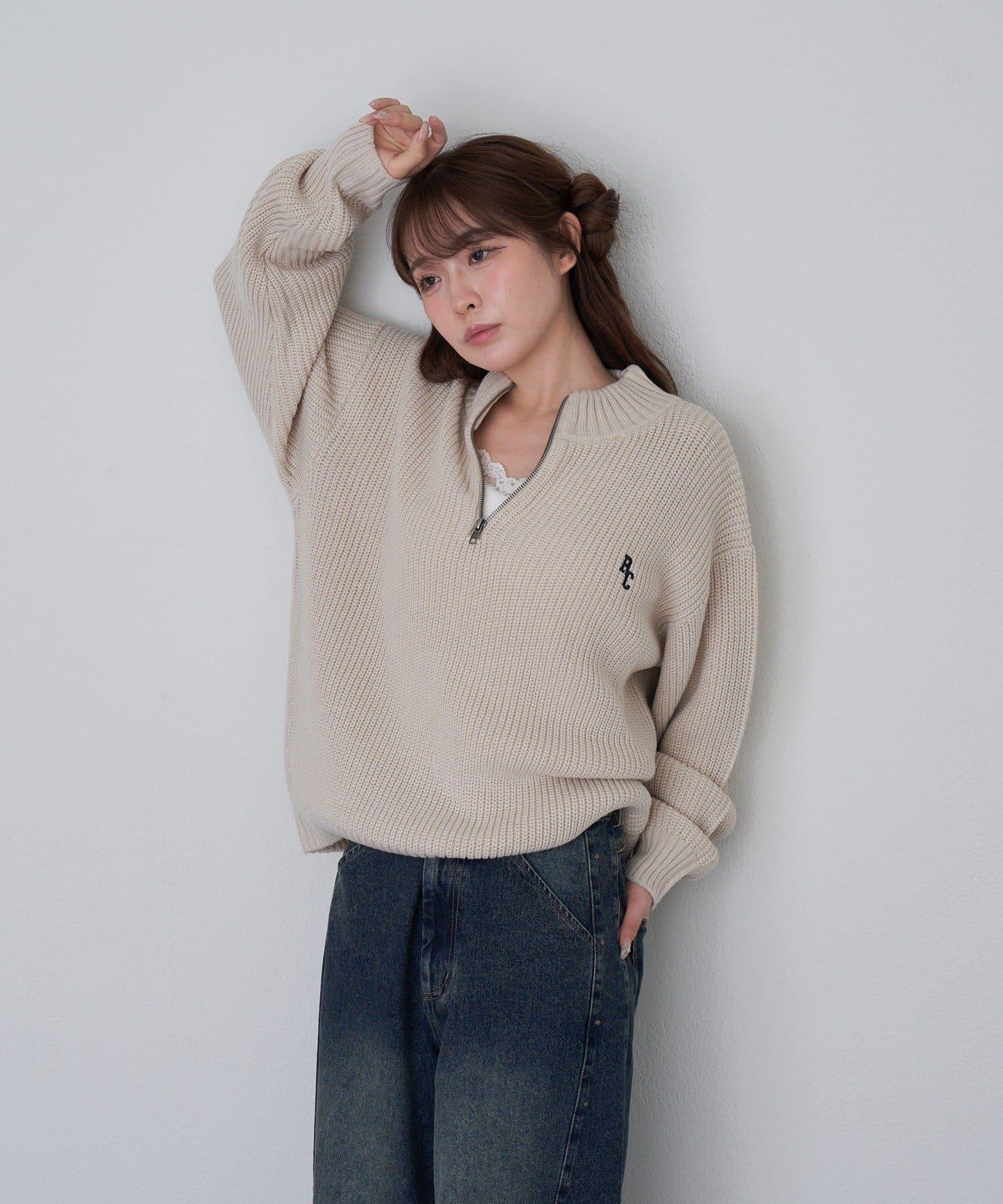 立領胸部刺繡針織衫