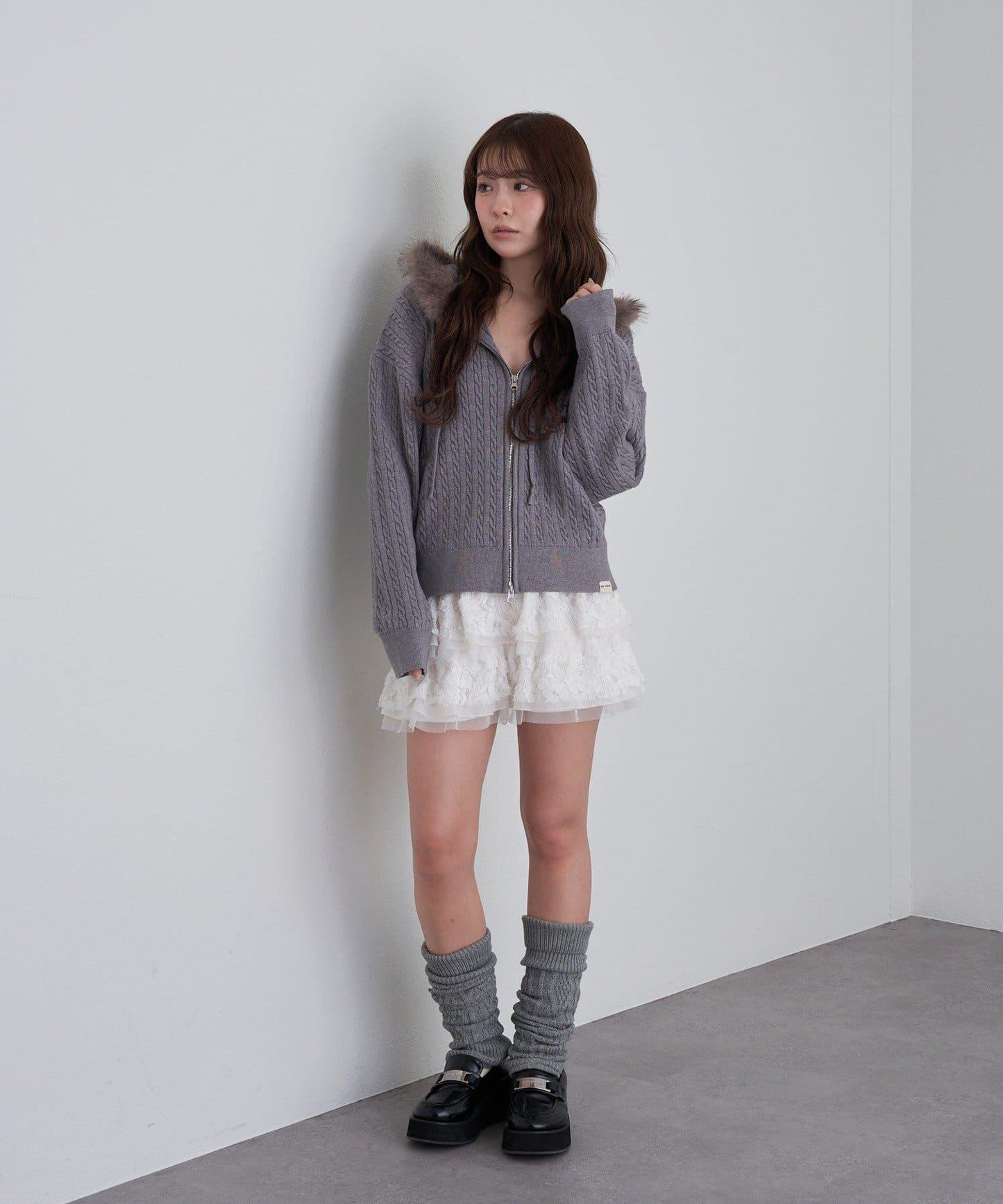 帶毛絨連帽抽繩胸部刺繡衛衣