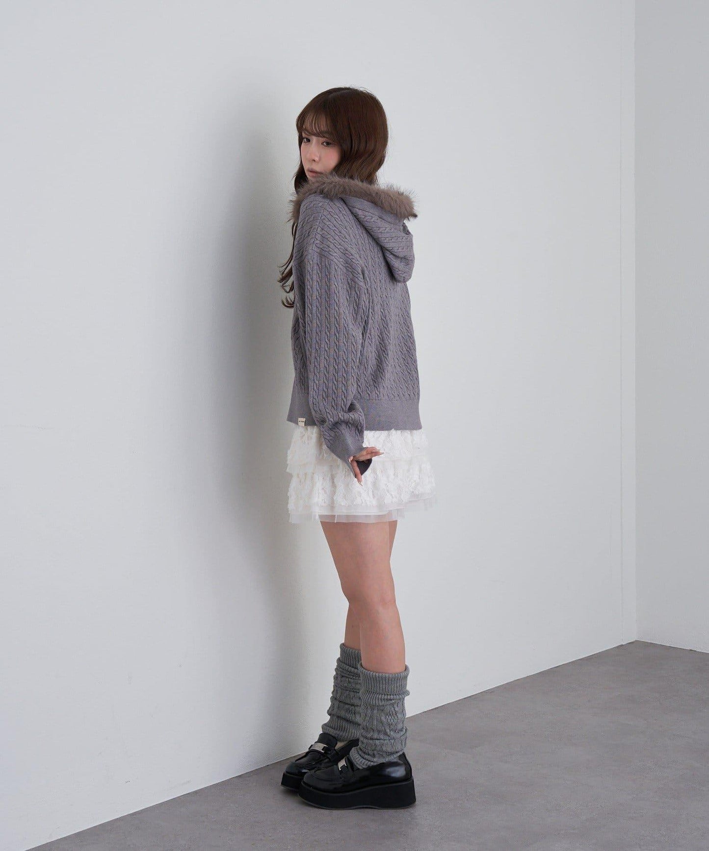 帶毛絨連帽抽繩胸部刺繡衛衣