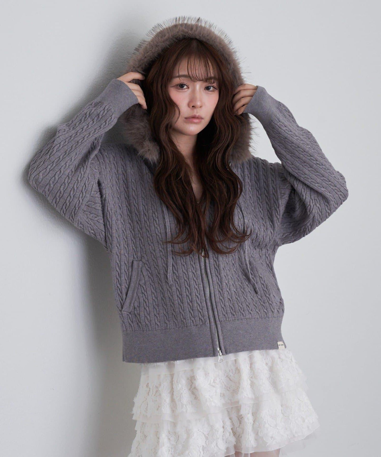 帶毛絨連帽抽繩胸部刺繡衛衣