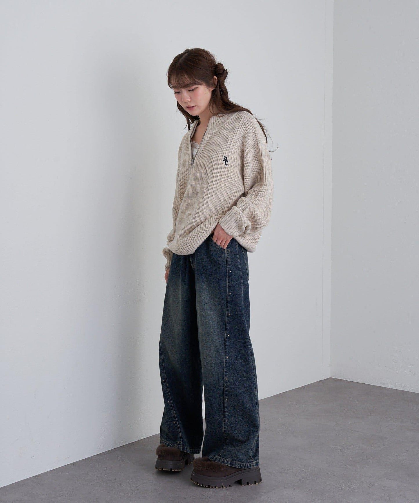 立領胸部刺繡針織衫