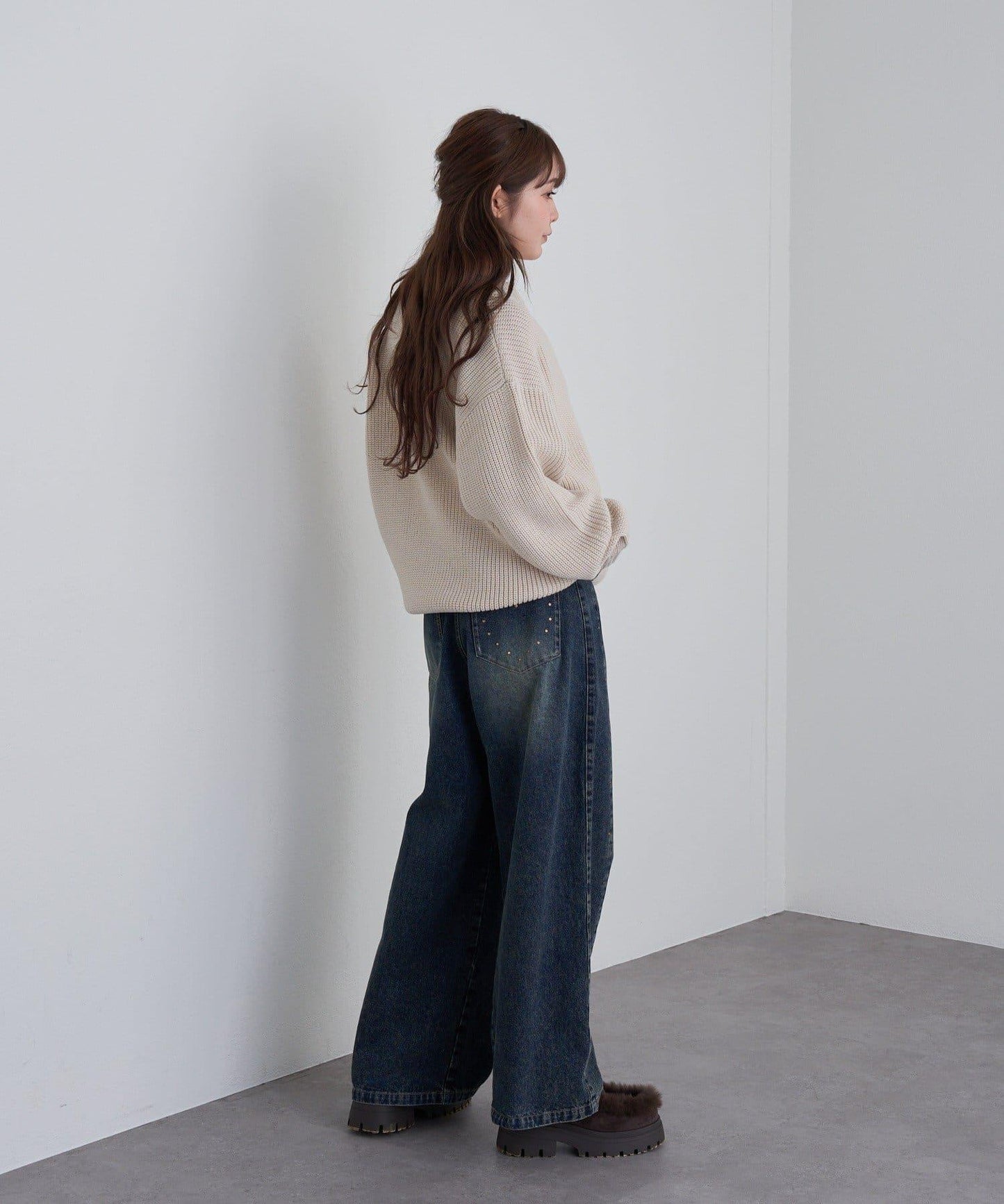 立領胸部刺繡針織衫