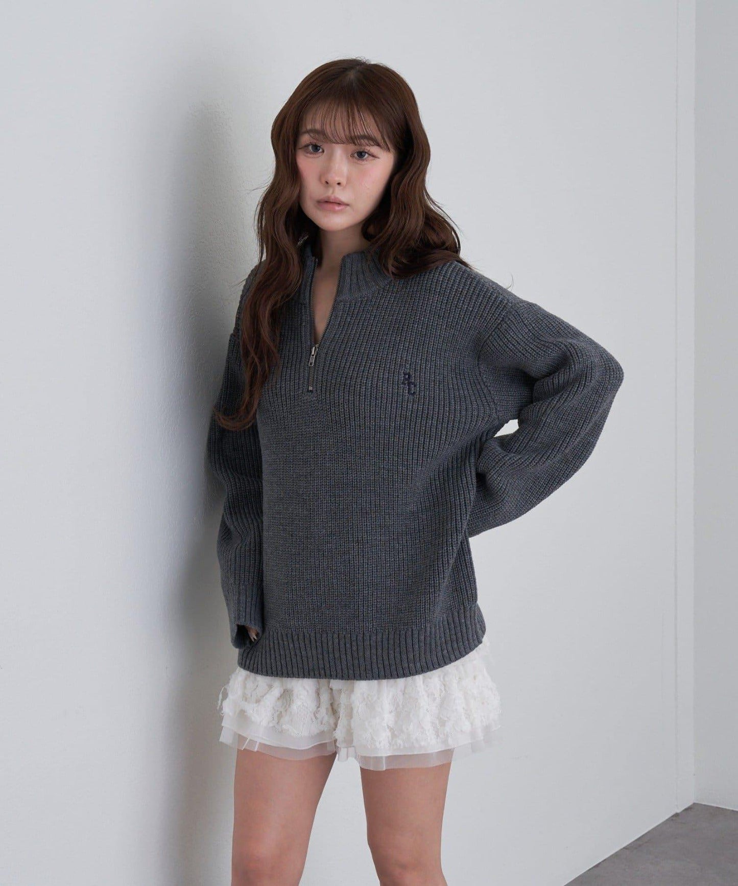 立領胸部刺繡針織衫