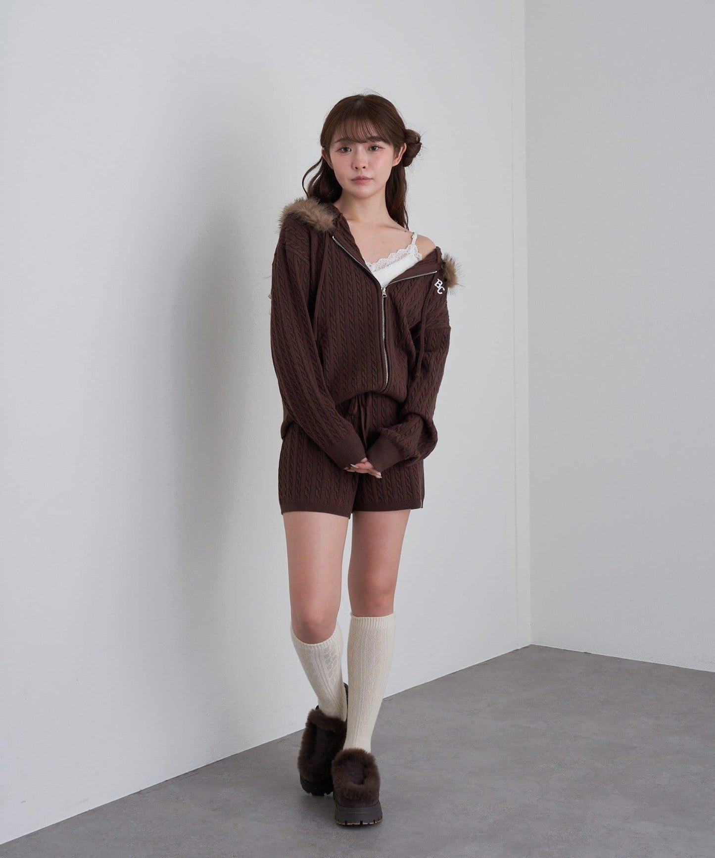 帶毛絨連帽抽繩胸部刺繡衛衣