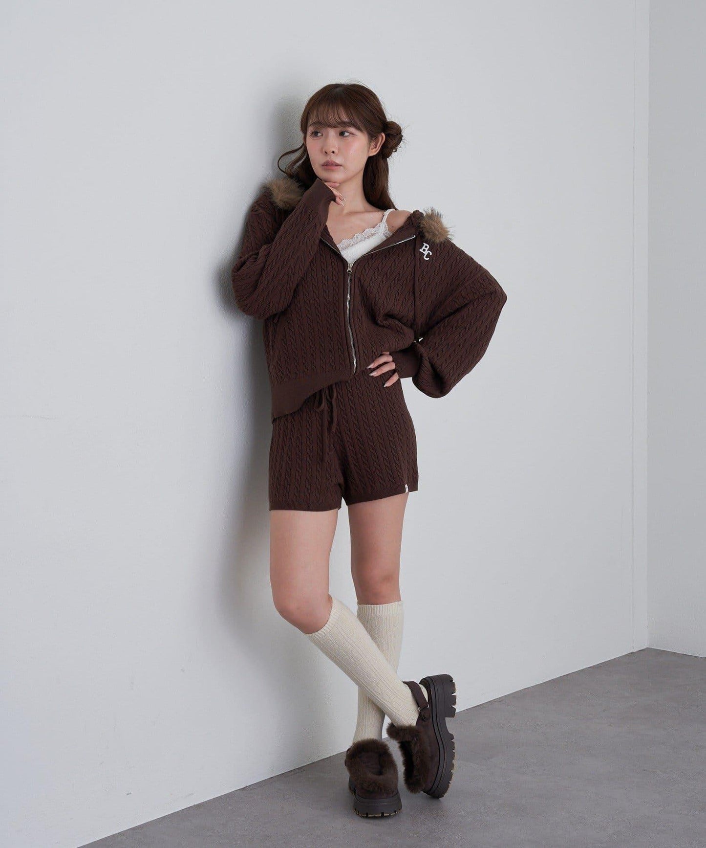 帶毛絨連帽抽繩胸部刺繡衛衣